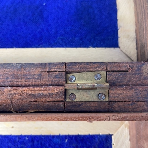 Vintage Wooden Hand Carved Trinket Box Floral Inlay Design - Picture 5 of 15